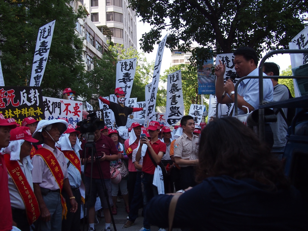 竹塘鄉農會總幹事詹光信與500多名鄉民於現場激情抗議。圖:何星瑩/攝