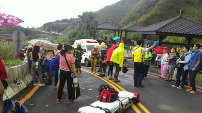 陽明山冷水坑29日下午發生公車翻覆的意外事件，造成車上包含駕駛在內的34人當中，有24人送醫診治。台北市公運處長陳榮明今天表示，翻覆原因仍在調查當中。圖：中央社