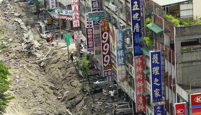高雄氣爆屆滿周年前夕，高雄市政府、李長榮化工、華運倉儲17日簽署3方協議，善款加上賠償，每名罹難者計可獲得2000萬元。圖：達志影像/美聯社資料照片