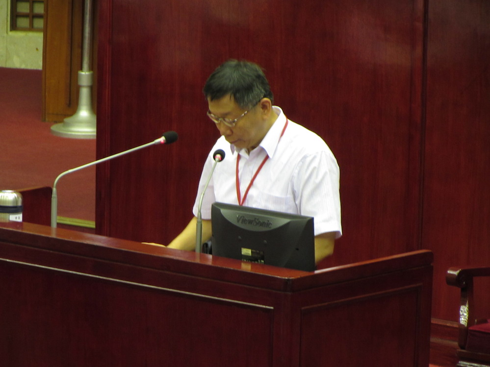 針對議會搥桌事件，台北市長柯文哲21日正式向議會低頭致歉。圖：邱珮文/攝