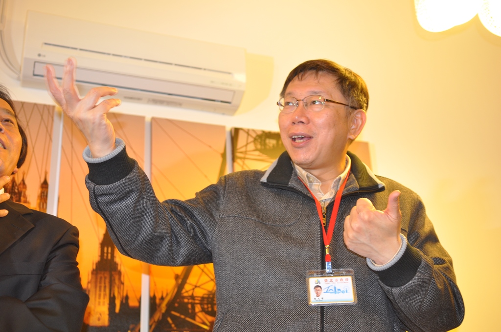 台北市長柯文哲今(6)日下午參觀捷運聯開宅。圖：劉奕霆/攝
