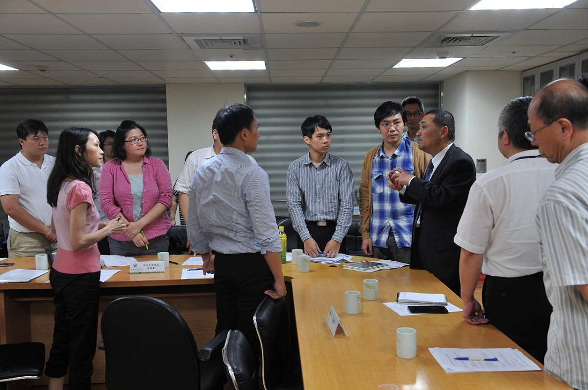 新北市府法制局及工務局28日晚上邀請浮洲合宜宅自救會於市府討論承購戶的各項建議與需求，並於29日轉達給建商日勝生。圖：新北市政府提供