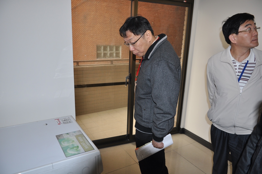 台北市長柯文哲今(6)日下午前往捷運龍山寺站，參觀站旁聯合開發住宅。圖：劉奕霆/攝