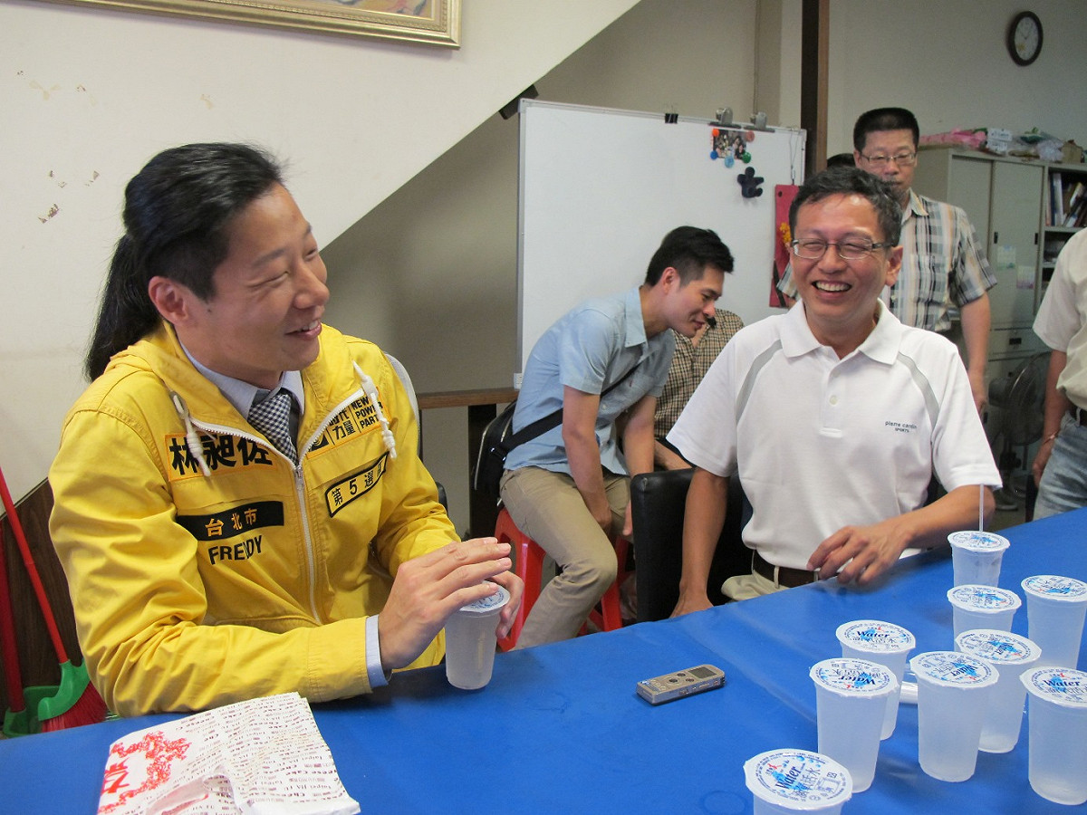 時代力量中正萬華區立委候選人林昶佐22日受到台北市議員周威佑熱烈歡迎。圖：林朝億/攝