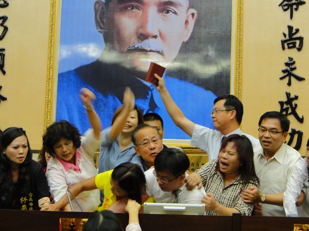 民進黨議員攻佔主席台，要求主席宣布散會，和國民黨和無黨籍議員發生激烈拉扯。圖：黃博郎/攝