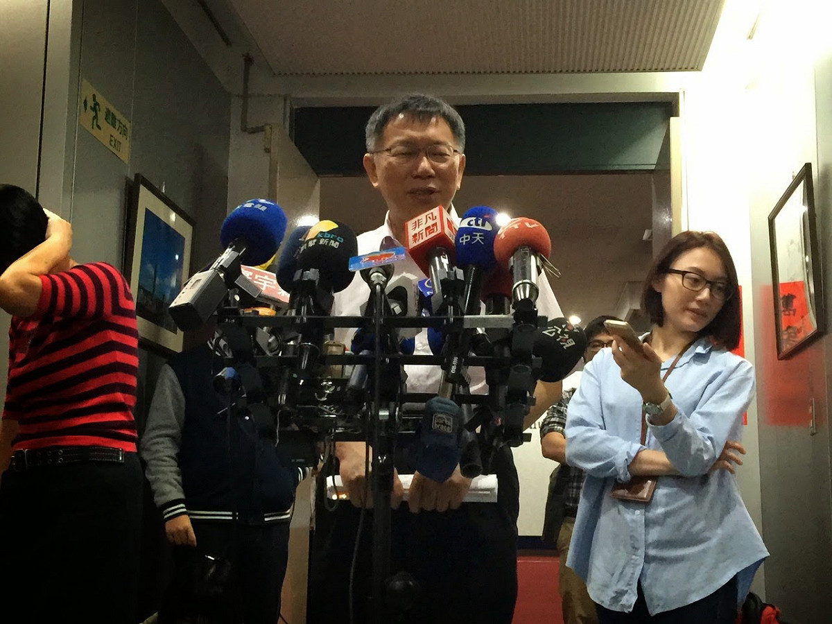 台北市長柯文哲20日下午視察南港瓶蓋工廠後，當場指示拆除工程全面停工，有事回市府討論處理。圖：新頭殼資料照片