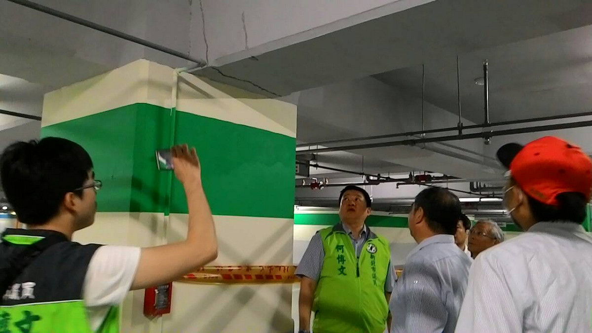 新北市議員何博文30日接獲陳情，與新北市工務局前往浮洲合宜住宅會勘，發現多處地下室大樑出現巨大裂縫。圖：何博文服務處提供