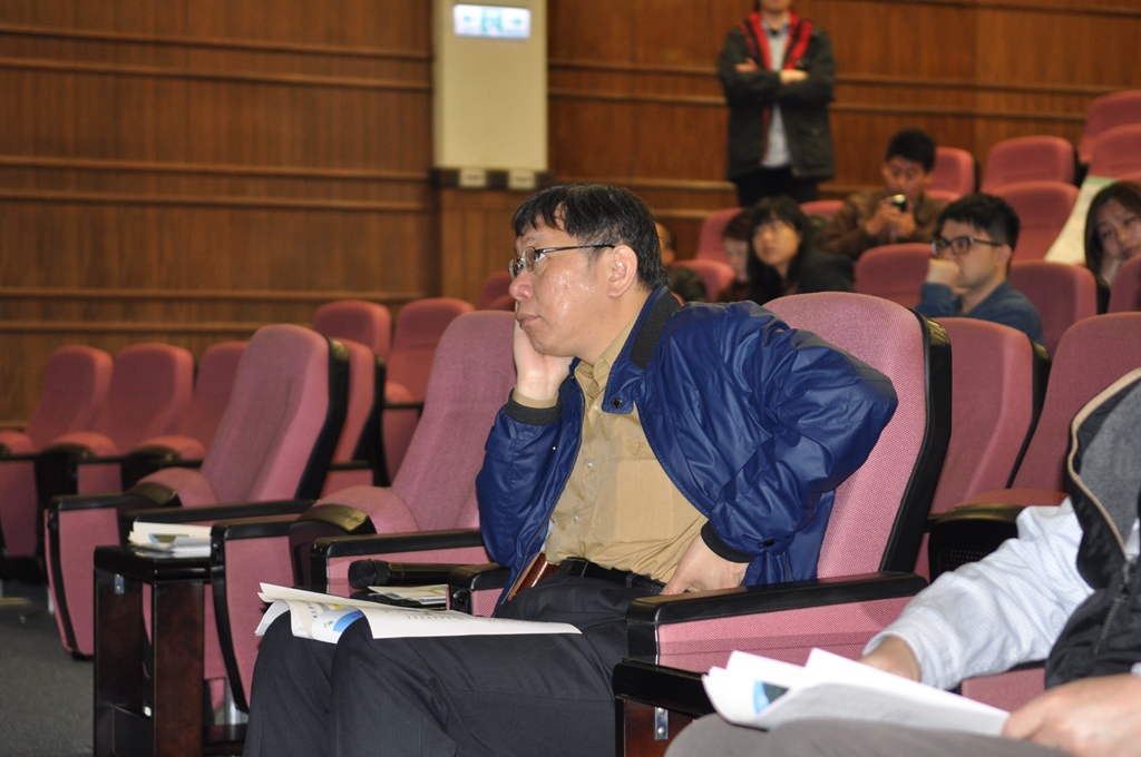 台北市長柯文哲今(28)日上午前往翡翠水庫視察，聽取自來水處處長陳錦祥和翡翠水庫管理局局長謝政道簡報。圖：劉奕霆/攝