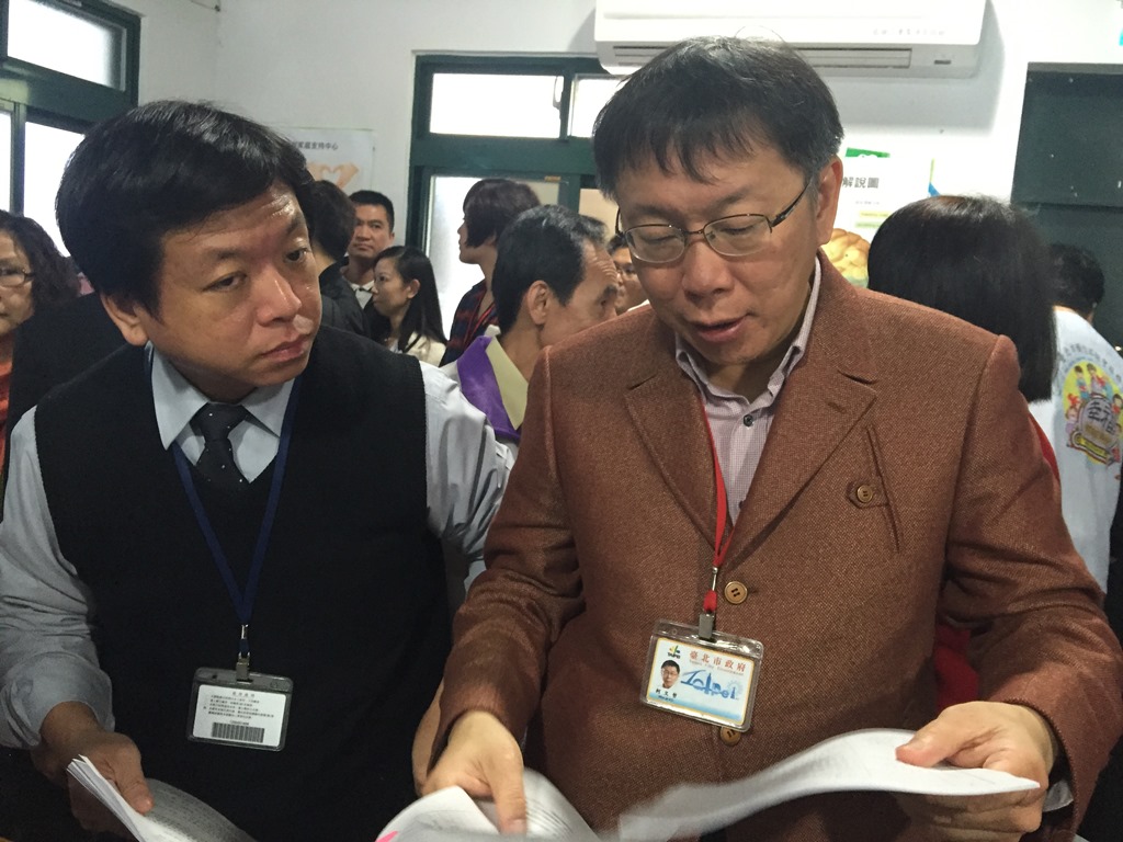 對於台北市長柯文哲力推公辦都更的公共住宅屢遭反彈，甚至美河市管委會開會也表達堅決反對的意見，柯文哲今(13)日中午受訪時強調，「整個衝擊沒有居民想像的多」。圖：劉奕霆/攝