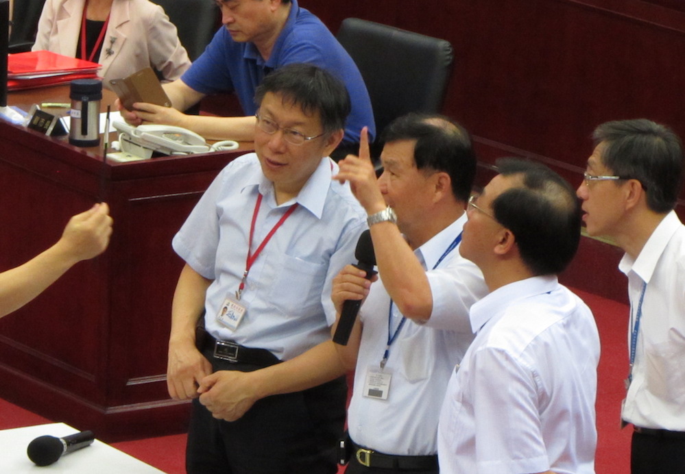 台北市議員童仲彥12日在市議會詢問柯文哲如何處置篤信風水的拒遷戶？柯文哲回應，他會去「開示」屋主，跟他說「我也是風水大師，我道行更高，你說的不對。」圖：邱珮文/攝