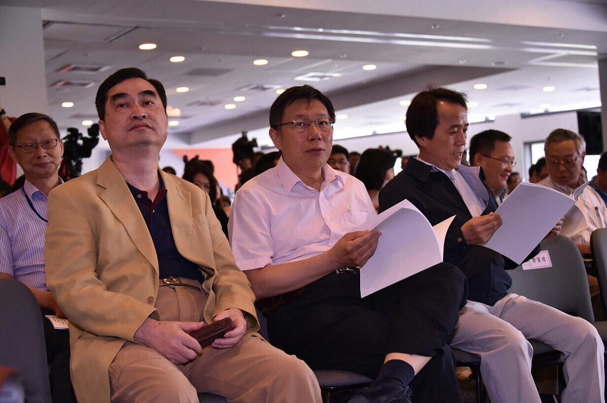 台北市政府13日舉辦「大巨蛋園區防災避難安全研討會」，市長柯文哲（中）、副市長林欽榮（左）及都發局長林洲民（右）皆出席。圖：台北市政府提供