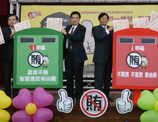 雄檢推出「一戶一信封」作伙來反賄選，檢察長周章欽鼓勵民眾利用手機、相機蒐證，再放入隨手可得的信封中進行檢舉。圖：高雄地檢署提供