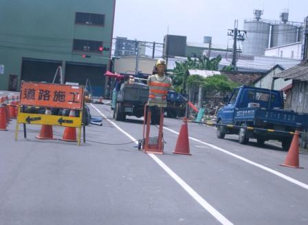 竹南通往頭份的多條要道，近來紛紛施工挖路，讓駕駛和行人飽受行不得也之苦。圖片:陳志科/攝影