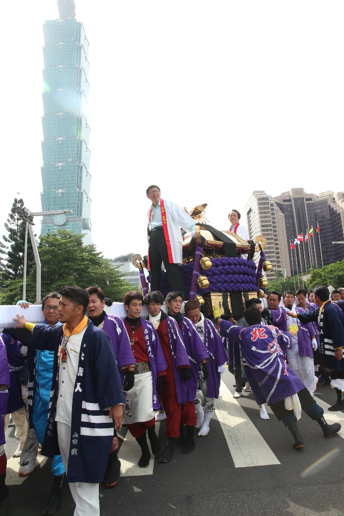 台北市長柯文哲1日率領3位副市長登上大神轎為台灣民眾祈福。圖：台北市政府觀傳局提供