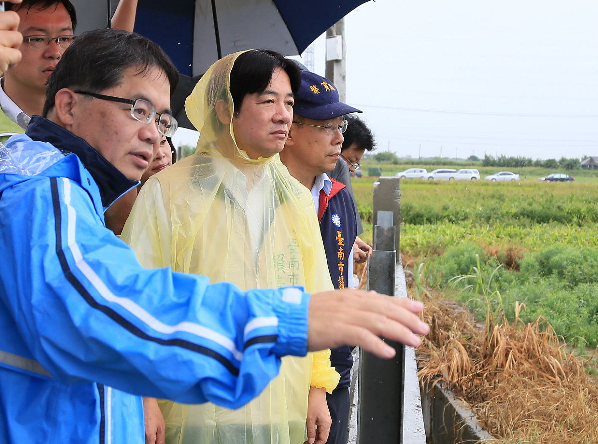 台南市長賴清德（左二）視察柳營區八老爺排水及南八老爺排水應急工程。圖：黃博郎/攝