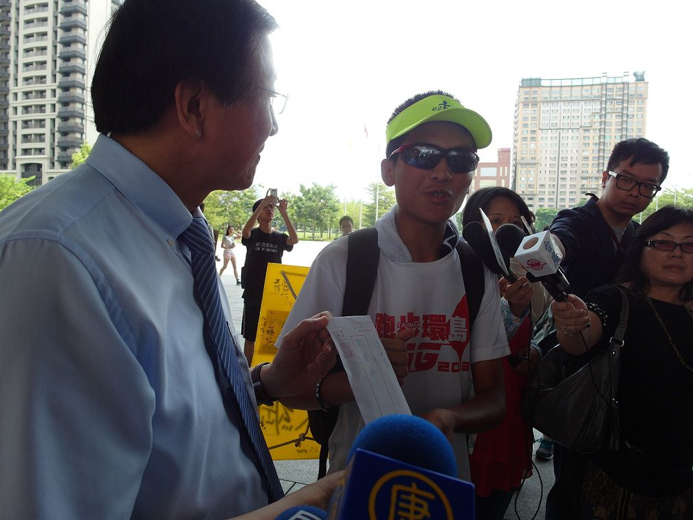 台中市教育局長顏慶祥（左）從上午8點多開始，就在市府等候2位環台高中生。圖：陳依蓮/攝