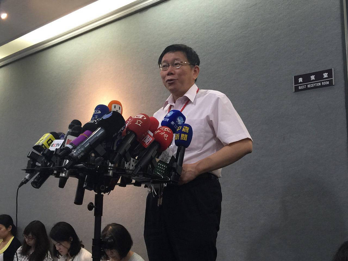 台北小巨蛋日前因為歌手張惠妹一首《三天三夜》的場內帶動跳，造成周邊住宅也出現震動情況，台北市長柯文哲30日上午受訪時表示，以後小巨蛋內會裝地震儀，會要求廠商不可以震動、造成周圍地震。圖：劉奕霆/攝