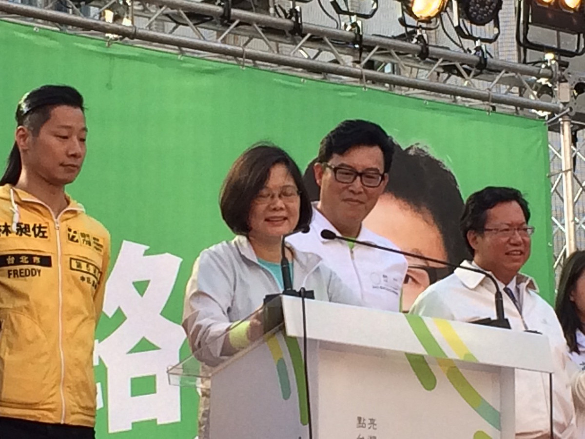 民進黨總統參選人蔡英文15日為台北市第2選區立委參選人姚文智站台。圖：楊淳卉/攝
