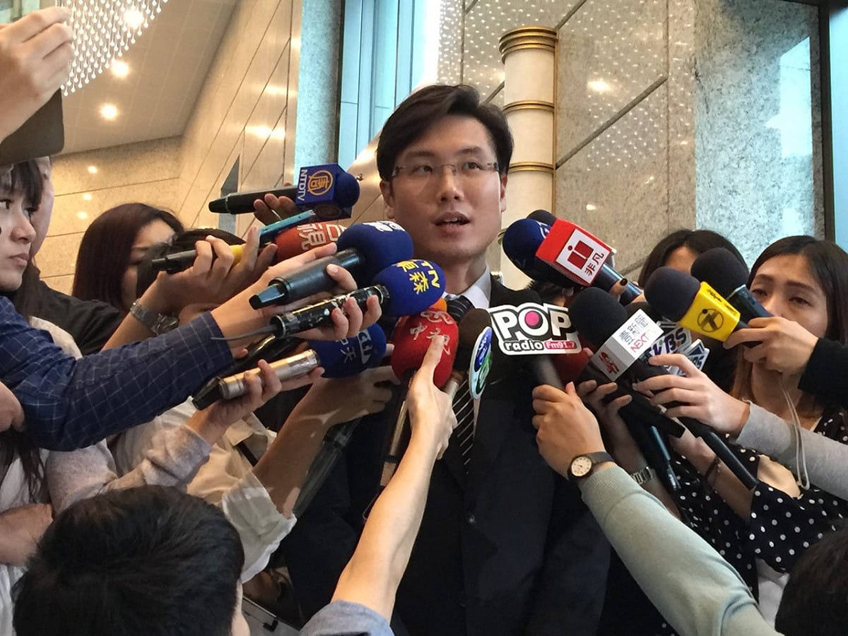 台北市長柯文哲20日上午受訪時，爆出遠雄19日來談判，有人帶著「一身酒氣」，遠雄發言人楊舜欽下午出面嚴正駁斥此事，並稱將透過法律追訴自身權利。圖：劉奕霆/攝