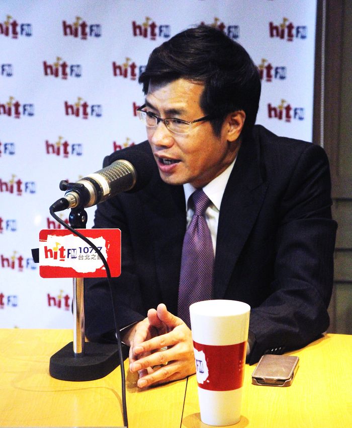 Hit Fm台北之音電台「蔻蔻早餐」節目，今天早上搶在倒閣案表決結果出爐前，專訪民進黨新北市黨部主委羅致政。圖：Hit Fm提供。