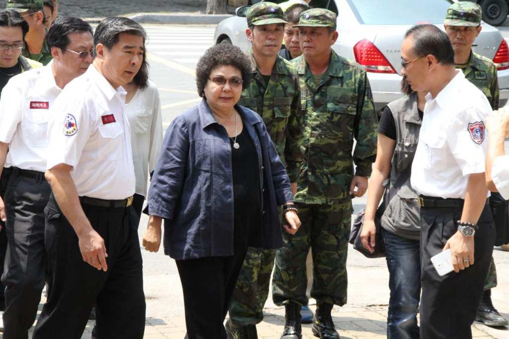 高雄市政府今天上午在災害應變中心召開第8次工作會議，隨即前往前進指揮所五權國小進行了解安置及國軍救災情形。圖：高雄市政府/提供