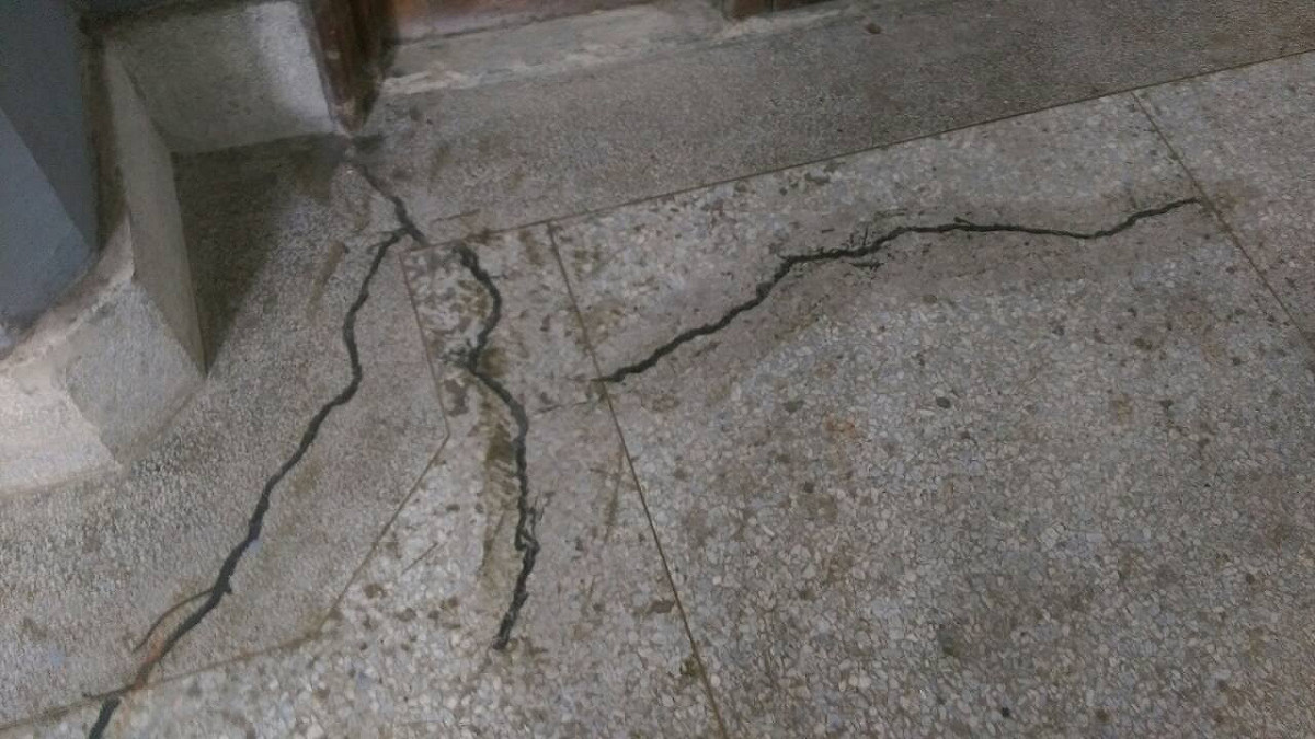 發現溢漿後，遠雄已派人擦拭乾淨。圖：劉奕霆/攝