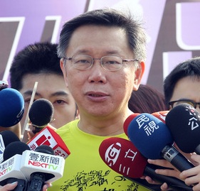 北市國小女童遭割喉，台北市長柯文哲（圖）30日出席「幫癌友加油公益路跑」時表示，29日晚間緊急會議決定先恢復重建校園安全，讓小朋友可以安心上學。圖：中央社