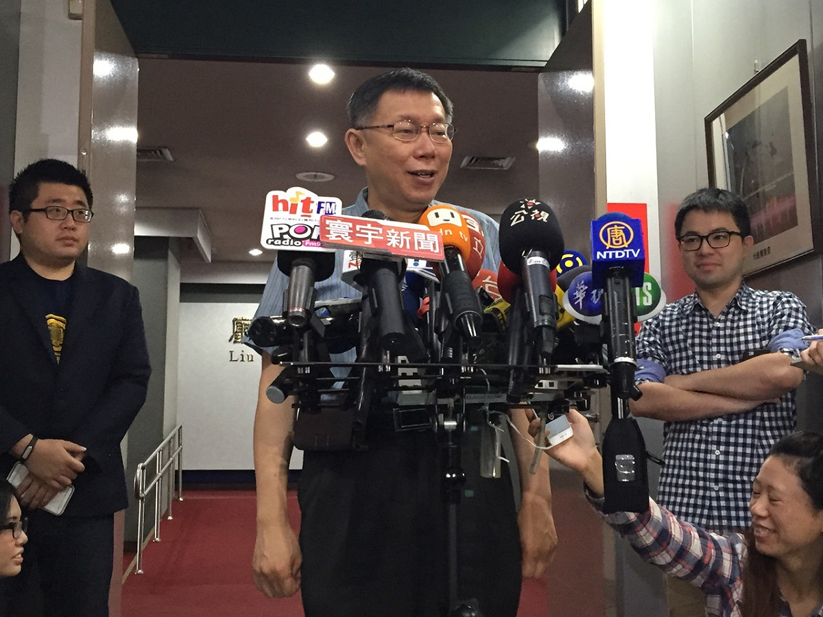 台北市長柯文哲2日上午出席里長座談會前受訪。圖：劉奕霆/攝