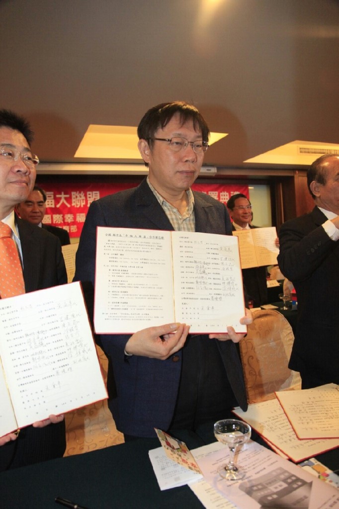 台北市長柯文哲今(13)日傳出晚上將「路過」割闌尾團隊的罷前之夜，對於這個行程柯文哲晚上受訪時表示，他不是路過，他是「視察市政」。圖：劉奕霆/攝