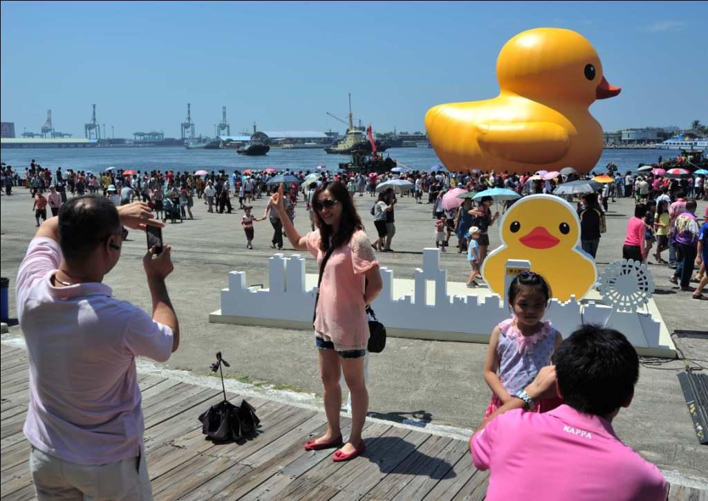 亞洲最大的黃色小鴨（Rubber Duck）今（19）日下午4時正式進駐高雄光榮碼頭，展開為期一個月的展出，而且第一天光榮碼頭便有20萬人次民眾不畏烈日，爭相目睹小鴨迷人風采。圖：高雄市政府提供 圖：高雄市政府提供
