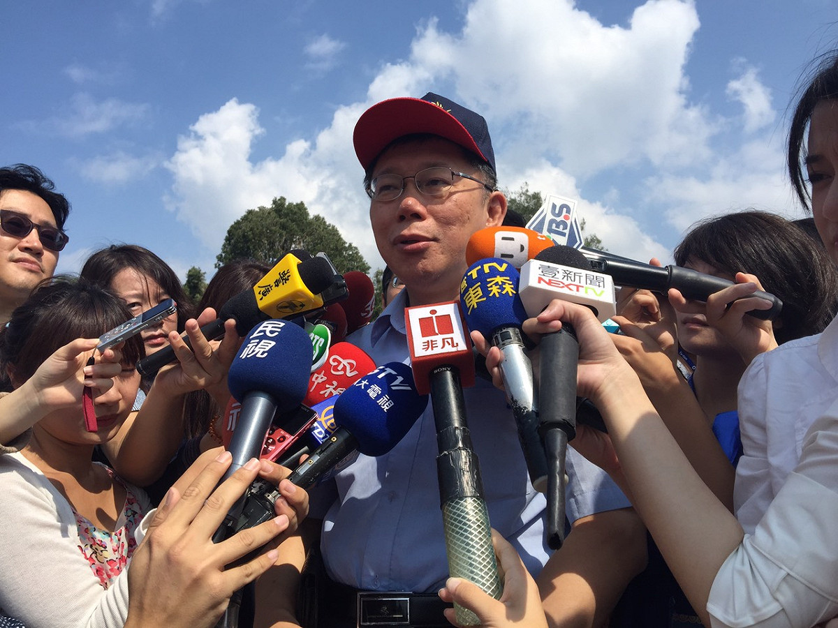 台北市長柯文哲13日出席「台北市後備指揮部104年後備軍人運動大會暨國軍人才召募活動」後受訪。圖：劉奕霆/攝