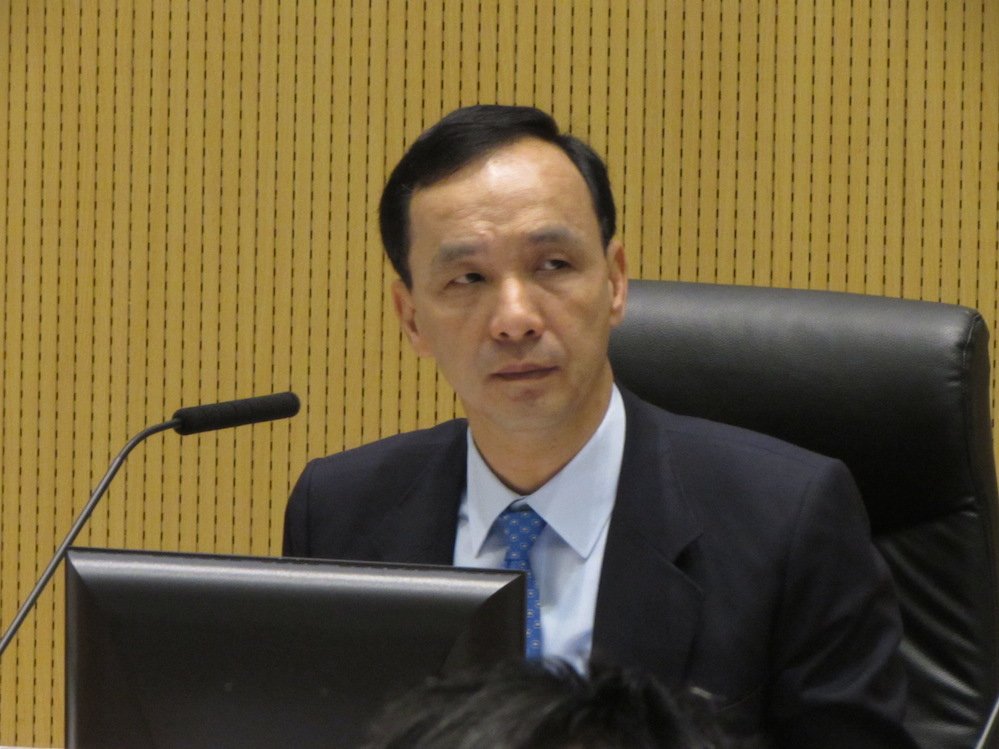 新北市長朱立倫今(25)天指出，從中長期來看，台北市、新北市與基隆市合併是必然的趨勢。圖：邱珮文/攝