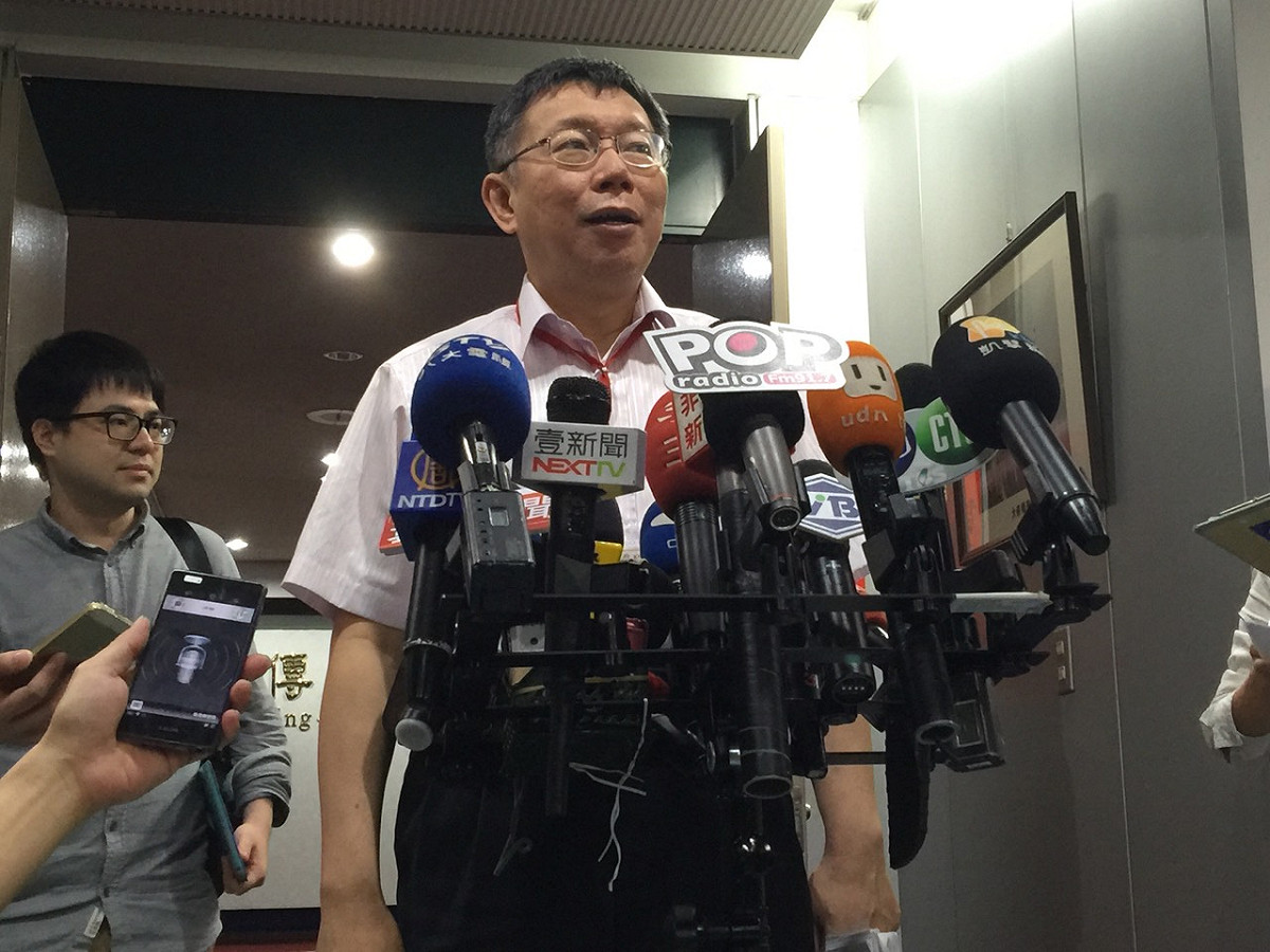 台北市長柯文哲6日上午受訪時表示，要相信每個人在公務上的公正性，週六會到台中拜會林佳龍，會把有爭議的地方一次攤開來談，把關係釐清。圖：劉奕霆/攝