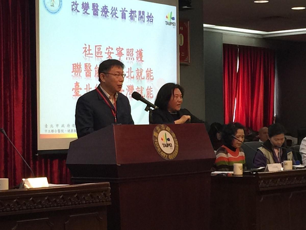 對於前民進黨發言人徐佳青爆出前總統陳水扁曾收受建商數十億元政治獻金一事，台北市長柯文哲今(10)日上午表示，這個社會也盡量不要彼此刺激，「好好日子不過，每天亂，是在幹嘛？」圖：劉奕霆/攝