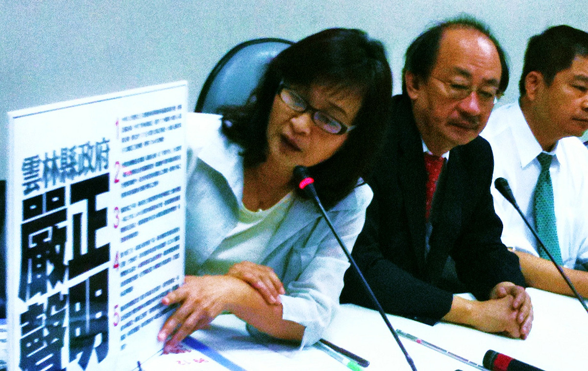 雲林縣長蘇治芬今天在民進黨立院黨團總召柯建銘、幹事長蔡煌瑯的陪同下，在立法院召開記者會，重申縣府收取台塑10億捐款，一切合法。圖片：林佳慧/攝