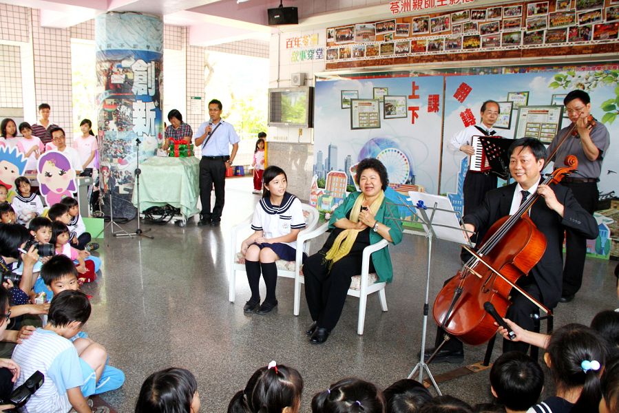 市長陳菊今天與苓洲國小學生提前共度兒童節，出席「翻轉上下課、苓洲high起來」活動。圖片來源：高雄市政府提供。