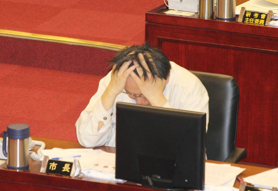 台北市副市長林欽榮今(16)天上午表示，他昨晚向台北市長柯文哲報告大巨蛋安全體檢結果，林欽榮轉述，柯文哲聽完報告後只說「他的頭很痛」。圖：新頭殼資料照片