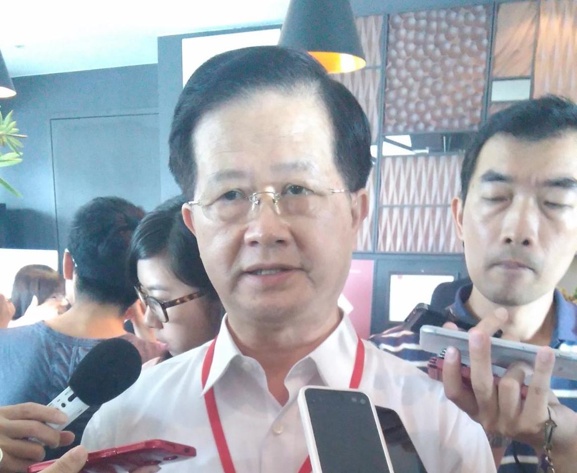 針對配戴隱形眼鏡需處方箋的爭議，衛生局長黃世傑20日接受採訪時認為「需再與各界討論」。圖：王蓉宜/攝
