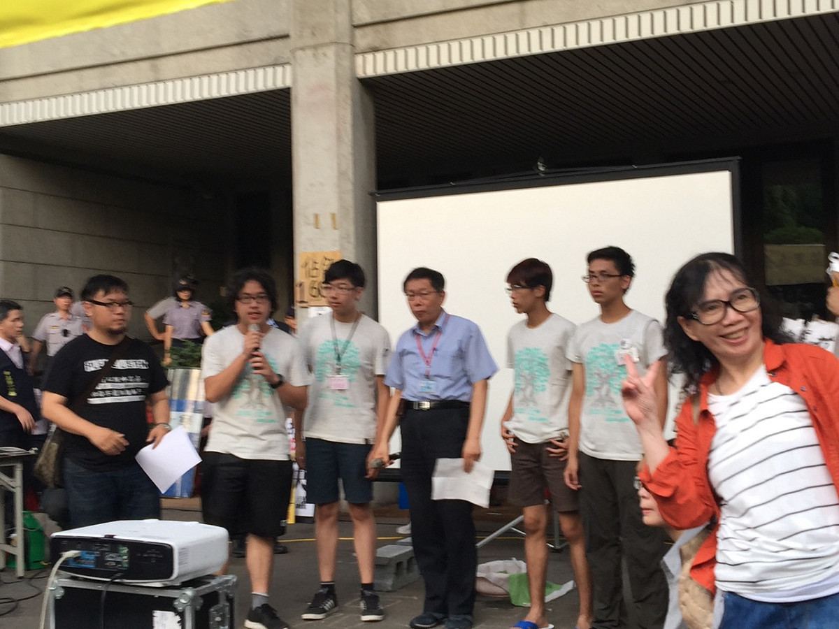 中颱蘇迪勒來勢洶洶，台北市長柯文哲6日晚間6點前往教育部，希望正在教育部廣場持續佔領的反課綱學生能夠考量安全問題，將一旁帳蓬和物資收拾好，北市府會準備貨櫃車幫忙收拾。圖：劉奕霆/攝