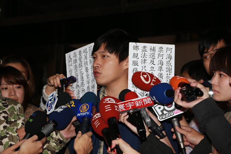陳為廷11日下午在北檢前受訪時說，他想選立委，目的是讓苗栗的議題、太陽花運動的訴求落實。圖：林雨佑/攝