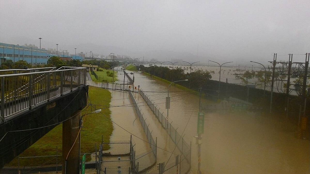 新北市板橋浮洲地區在蘇迪勒颱風過境時發生淹水情形。圖：何博文臉書