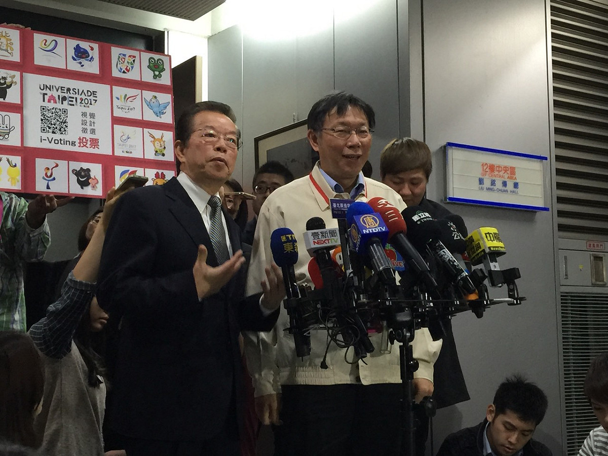 台北市長柯文哲今(14)日邀請前行政院長謝長廷至「2017臺北世界大學運動會」執委會會議進行專題演講。圖：劉奕霆/攝