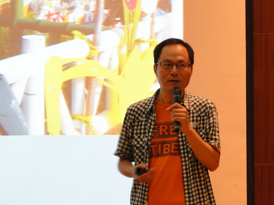 詩人鴻鴻以「我詩，故我在」為題，分享他近年來以詩參與公民運動，與社會對話的心得。圖：黃博郎/攝