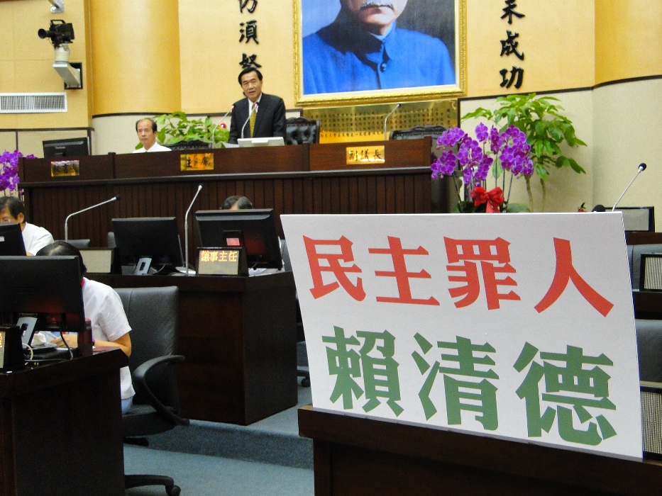 台南市議會召開第1次定期大會，因議員簽到人數不足，議長李全教上台宣布延會。圖：黃博郎/攝