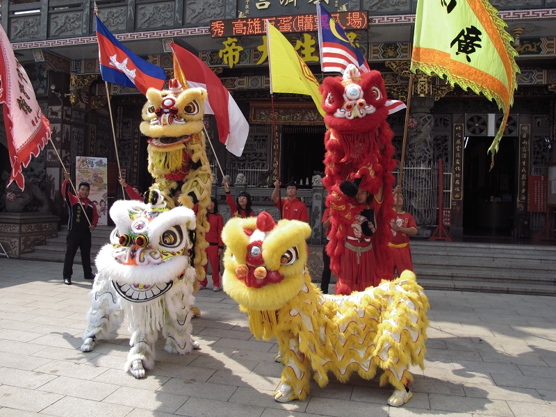 馬來西亞關聖宮龍獅團、柬埔寨潮州會館醒獅團及印尼全國龍獅運動總會等三支獅隊，今日在戲獅甲發源地高雄市廣濟宮與高雄在地獅王兩廣龍獅戰鼓團相會。照片來源：胡宏志攝