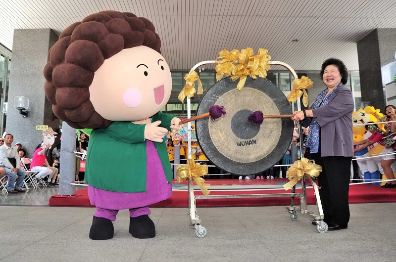 高雄市長陳菊與活動大使「花媽」一同敲鑼為吉祥物PK賽揭開序幕。圖：高雄市政府提供