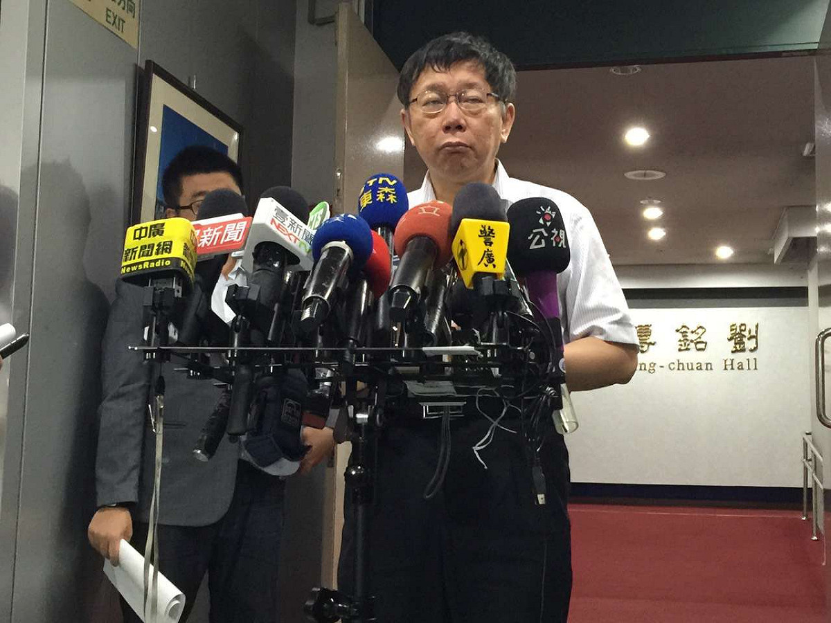 台北市長柯文哲24日上午出席里長座談會前受訪。圖：劉奕霆/攝