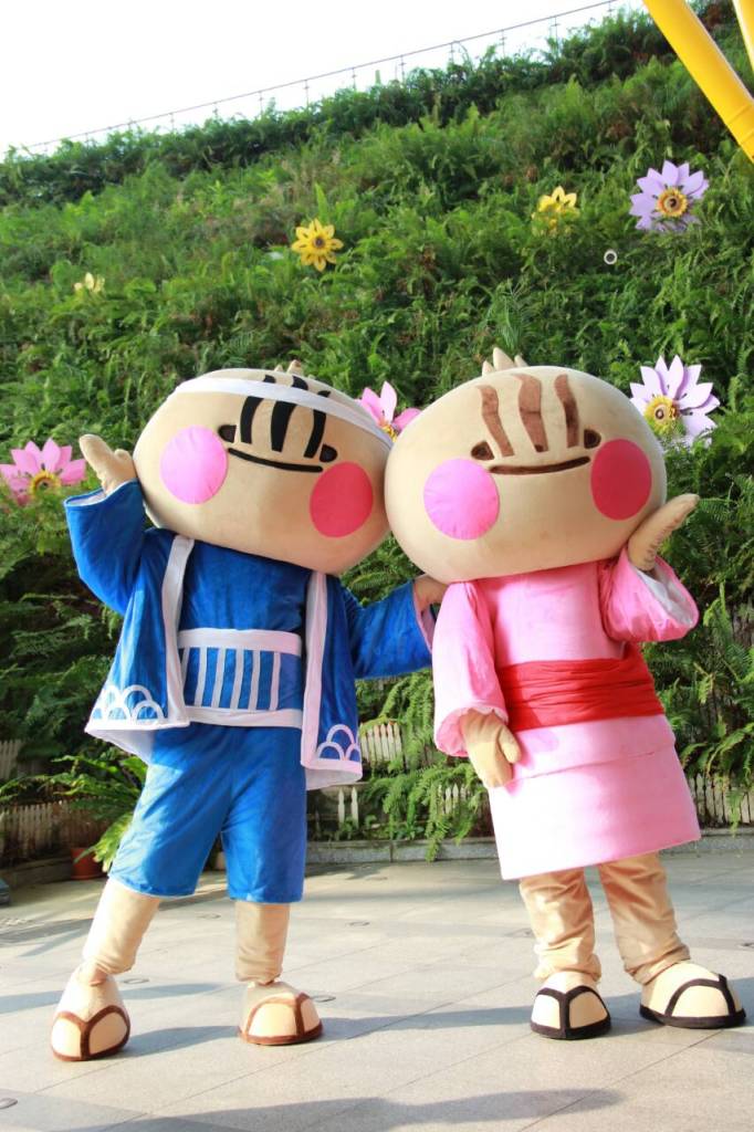 2015年四重溪觀光溫泉季，特別推出可愛的「蔥寶」溫泉寶寶娃娃。圖：屏東縣政府提供
