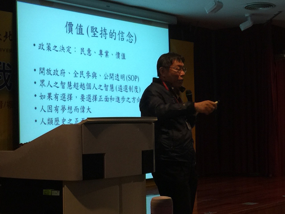 台北市長柯文哲今(25)日下午表示，按照早上交通局的報告，仁愛路和信義路是否維持單向通車，需要等信義捷運線通車穩定、超過1年後再檢討，「至少未來9個月內會維持現在的狀態」。圖：劉奕霆/攝