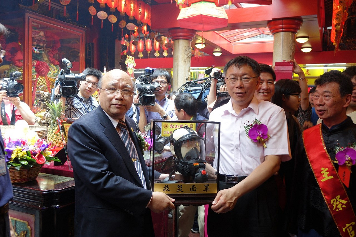 台北市長柯文哲11日上午前往松山慈祐宮參拜。圖：劉奕霆/攝